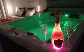 Nuit romantique avec Jacuzzi SPA privatif proche TOULOUSE